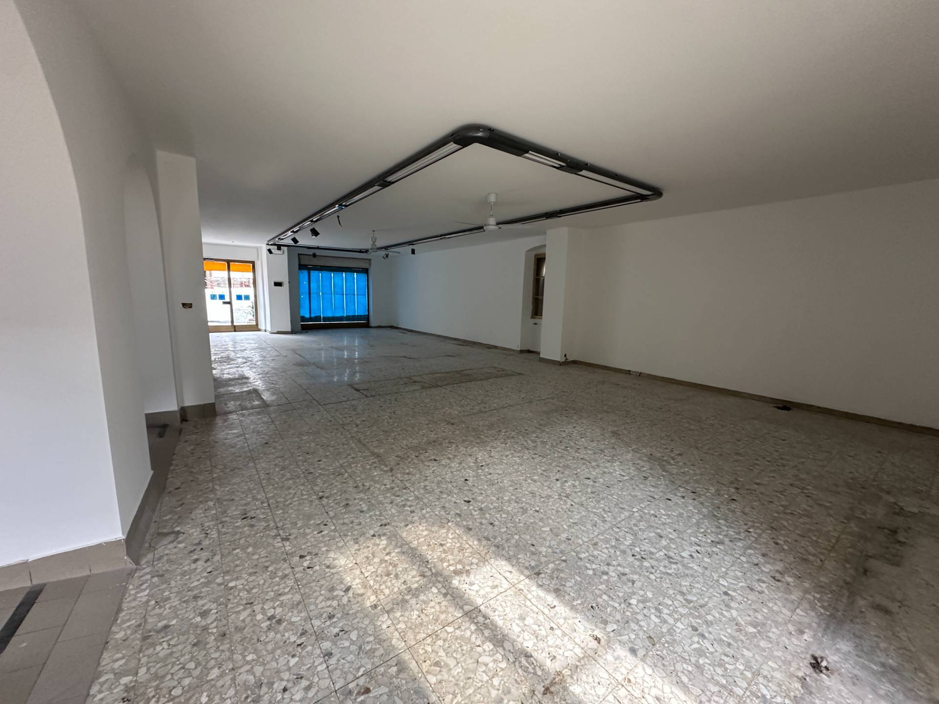 Locale commerciale in vendita a Giustino