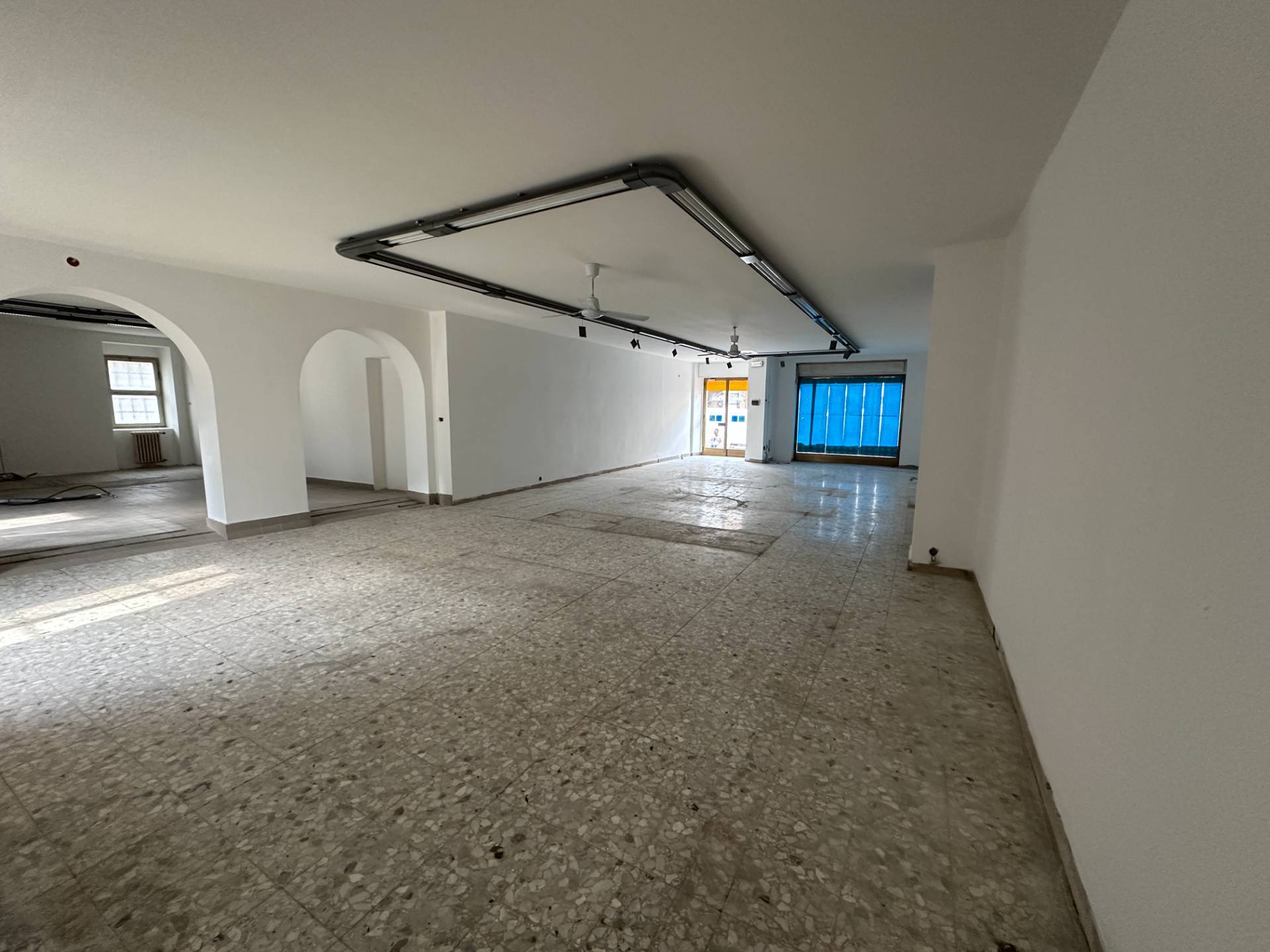 Locale commerciale in vendita a Giustino