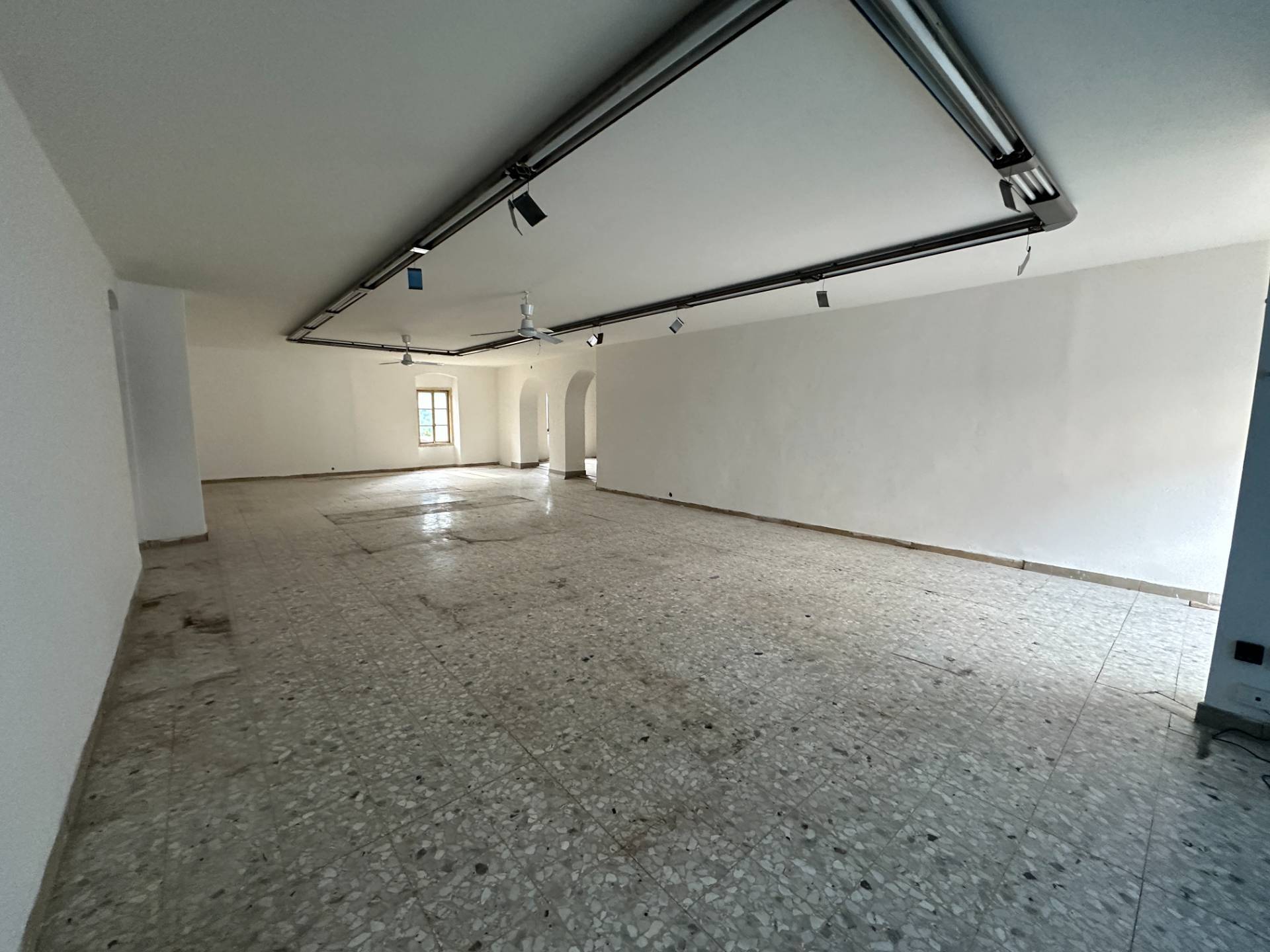 Locale commerciale in vendita a Giustino