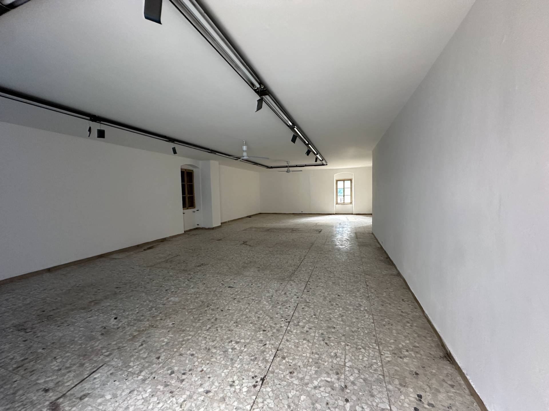 Locale commerciale in vendita a Giustino