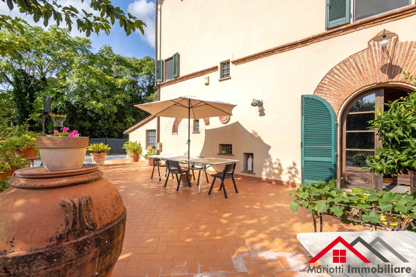 Rustico con giardino a Cascina