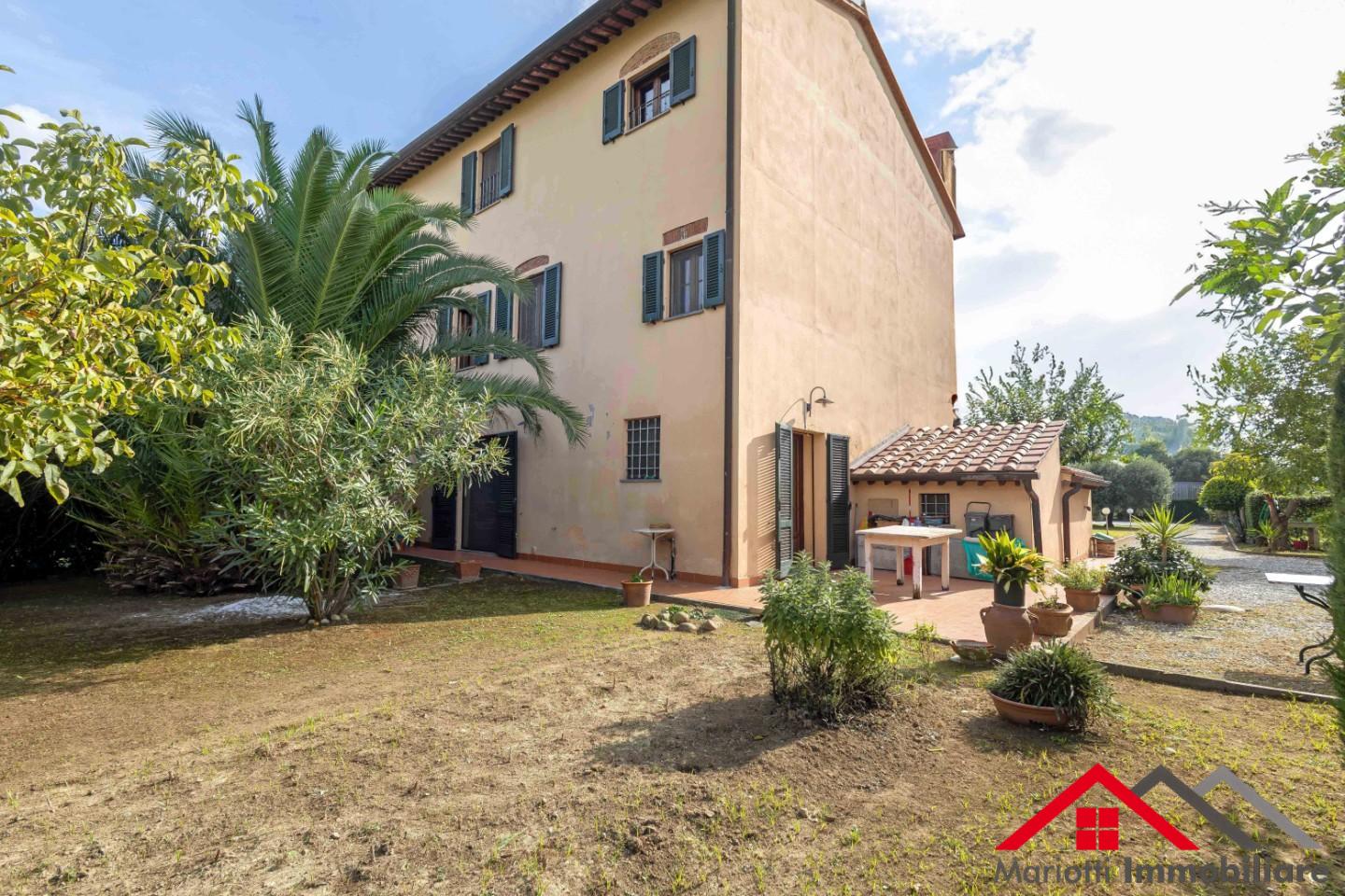 Rustico con giardino a Cascina