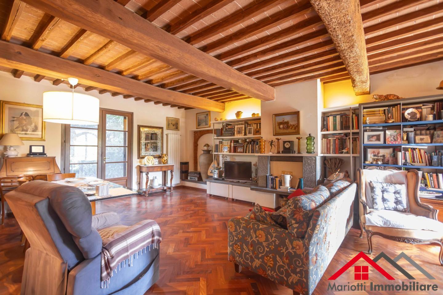 Rustico con giardino a Cascina