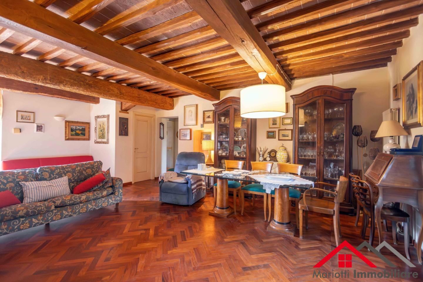 Rustico con giardino a Cascina