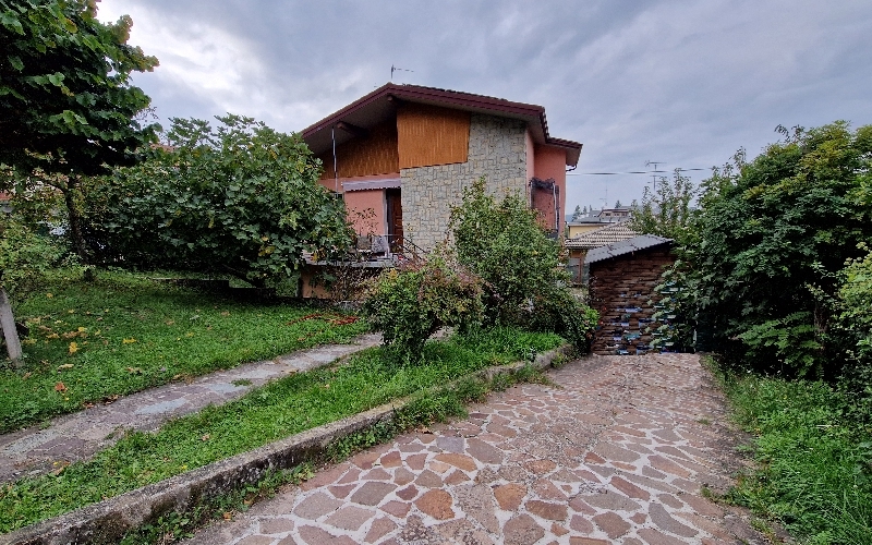 Villa con giardino a Zocca