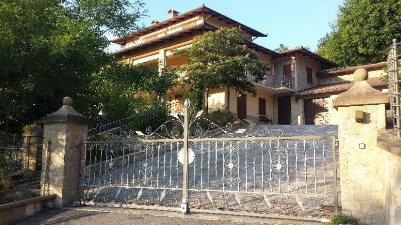 Villa con giardino a Zocca