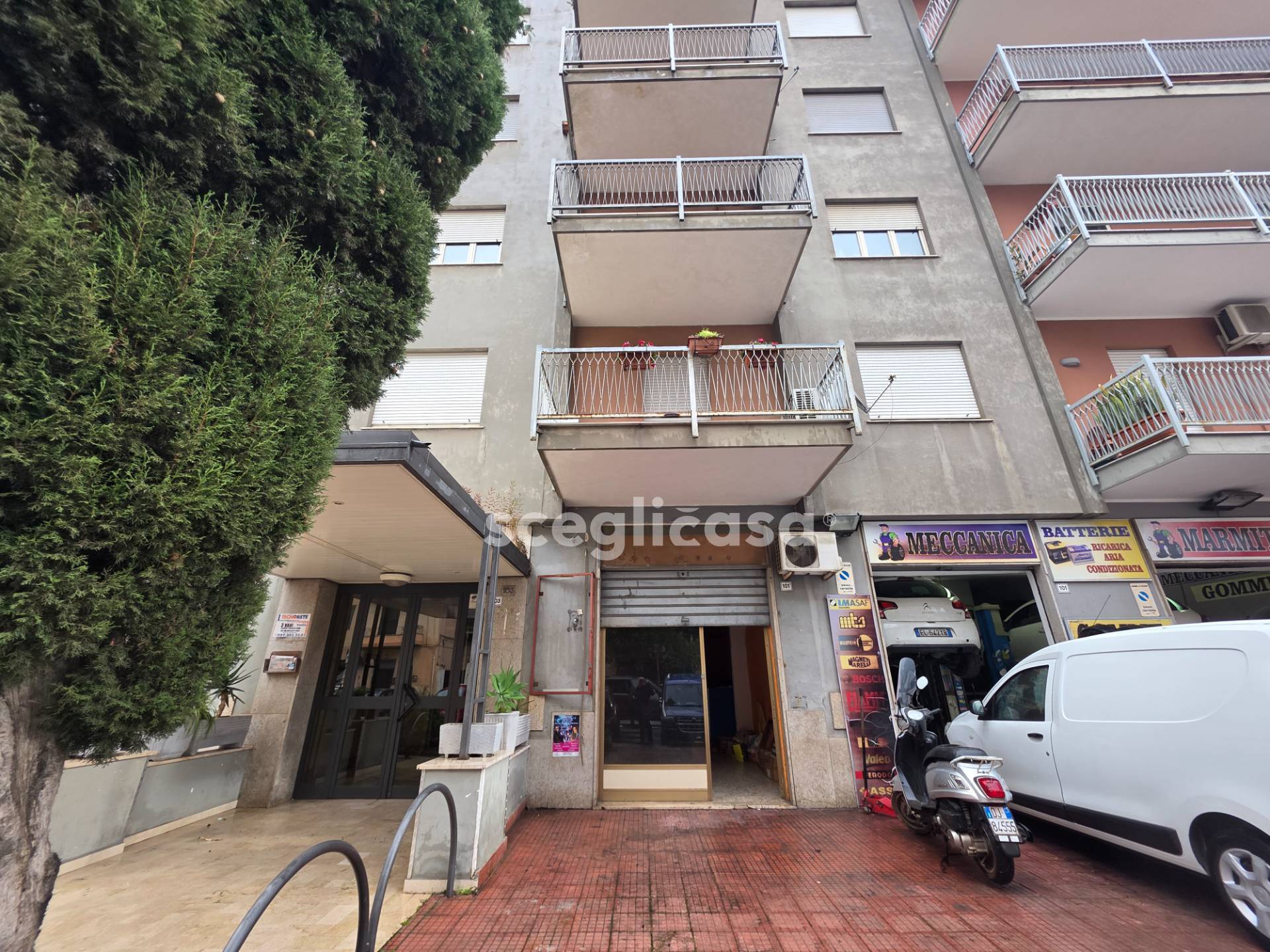 Locale commerciale in vendita a Palermo, Parisio