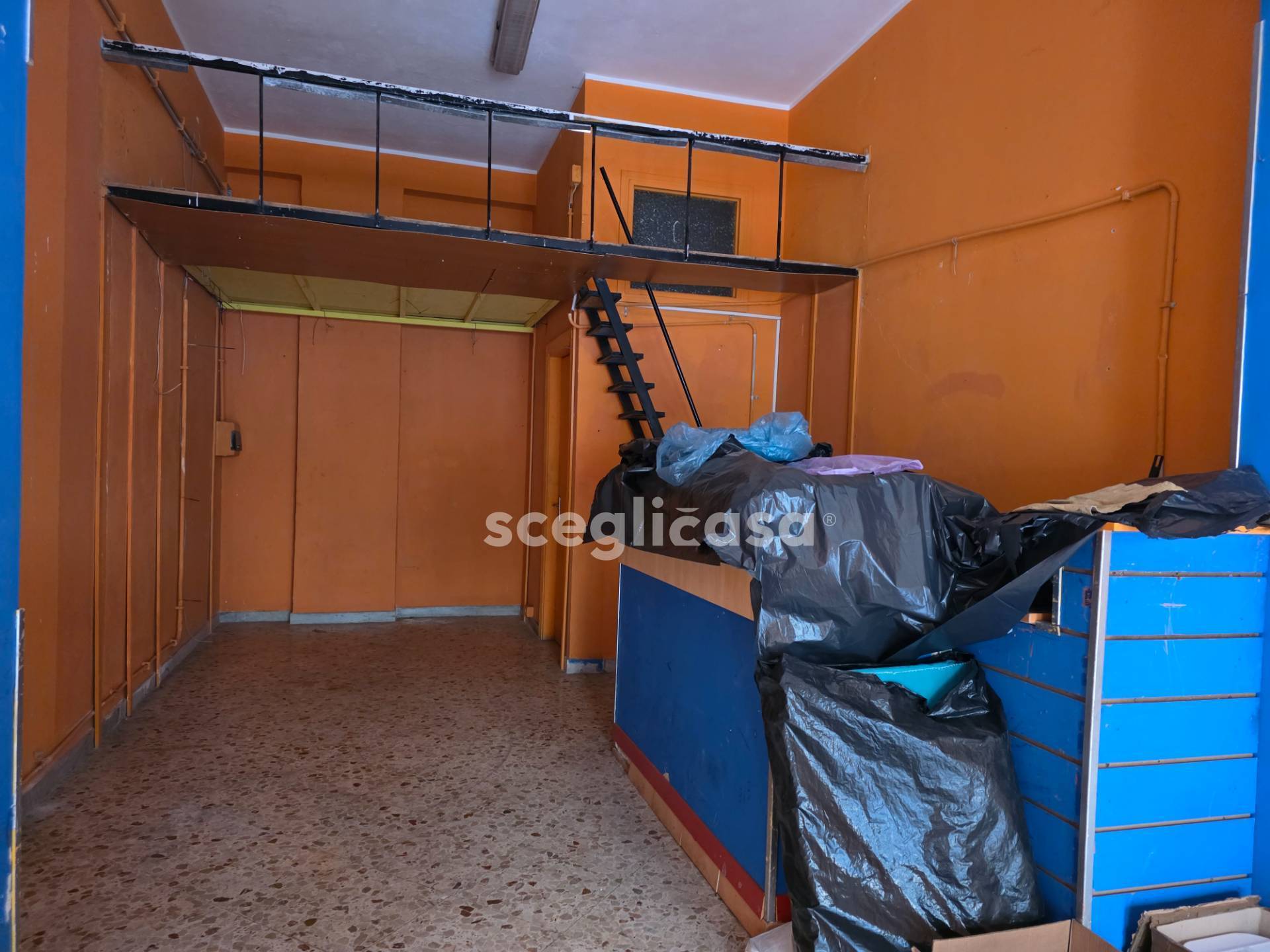 Locale commerciale in vendita a Palermo, Parisio