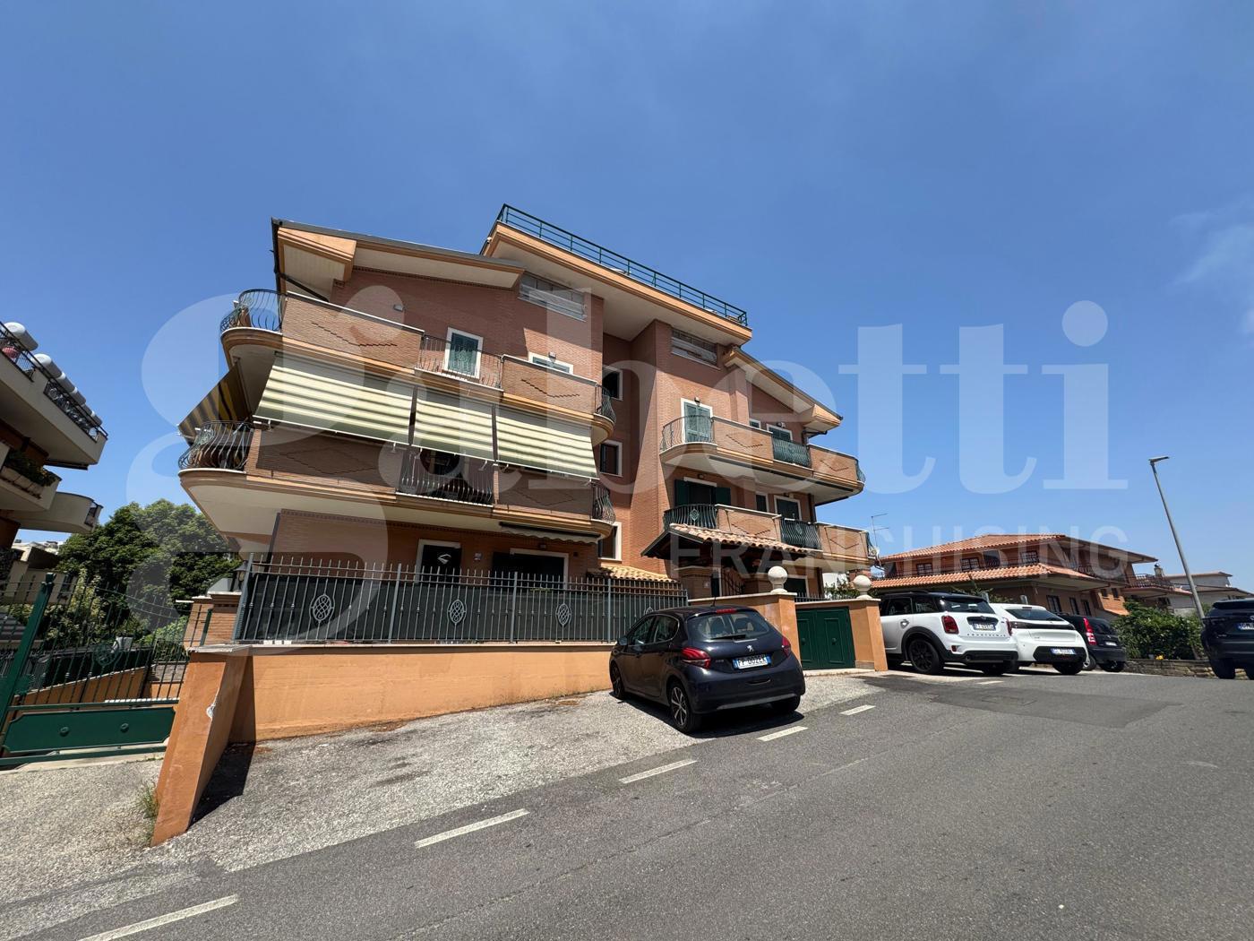 Trilocale con box a Marino