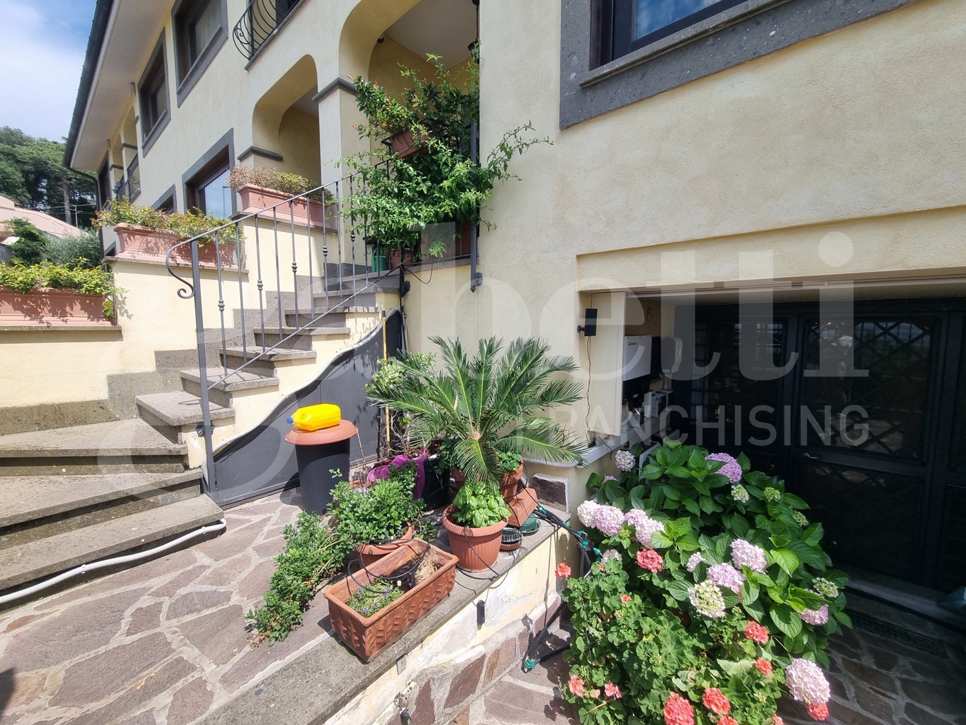 Villa con giardino a Colonna