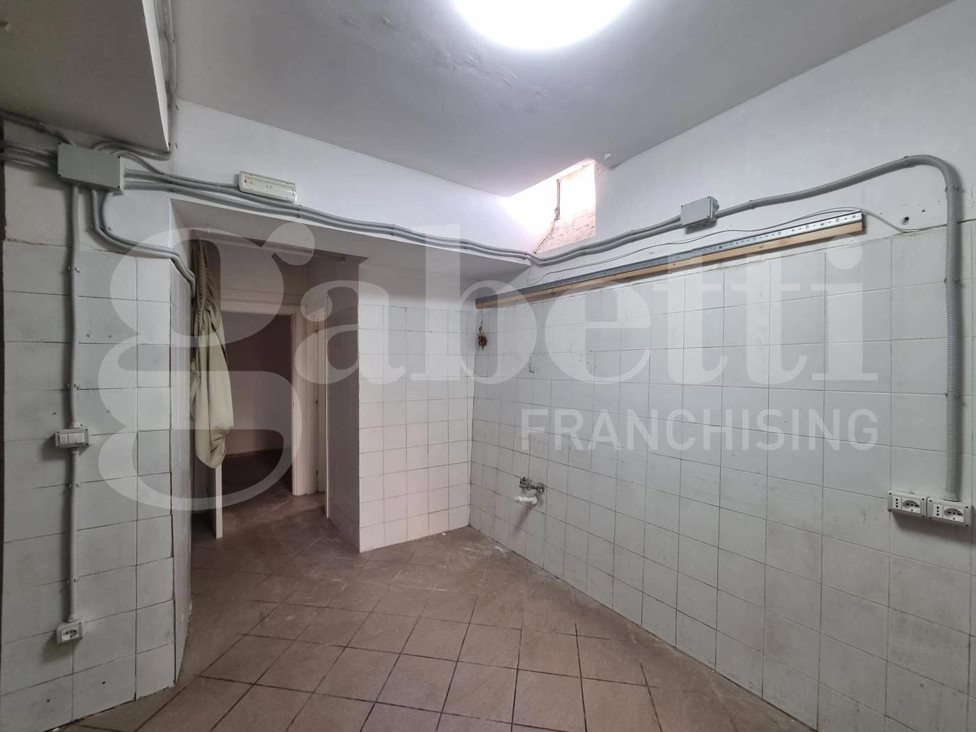 Negozio in vendita a Marino