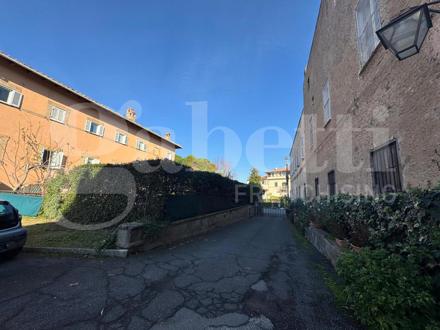 Trilocale con box a Frascati