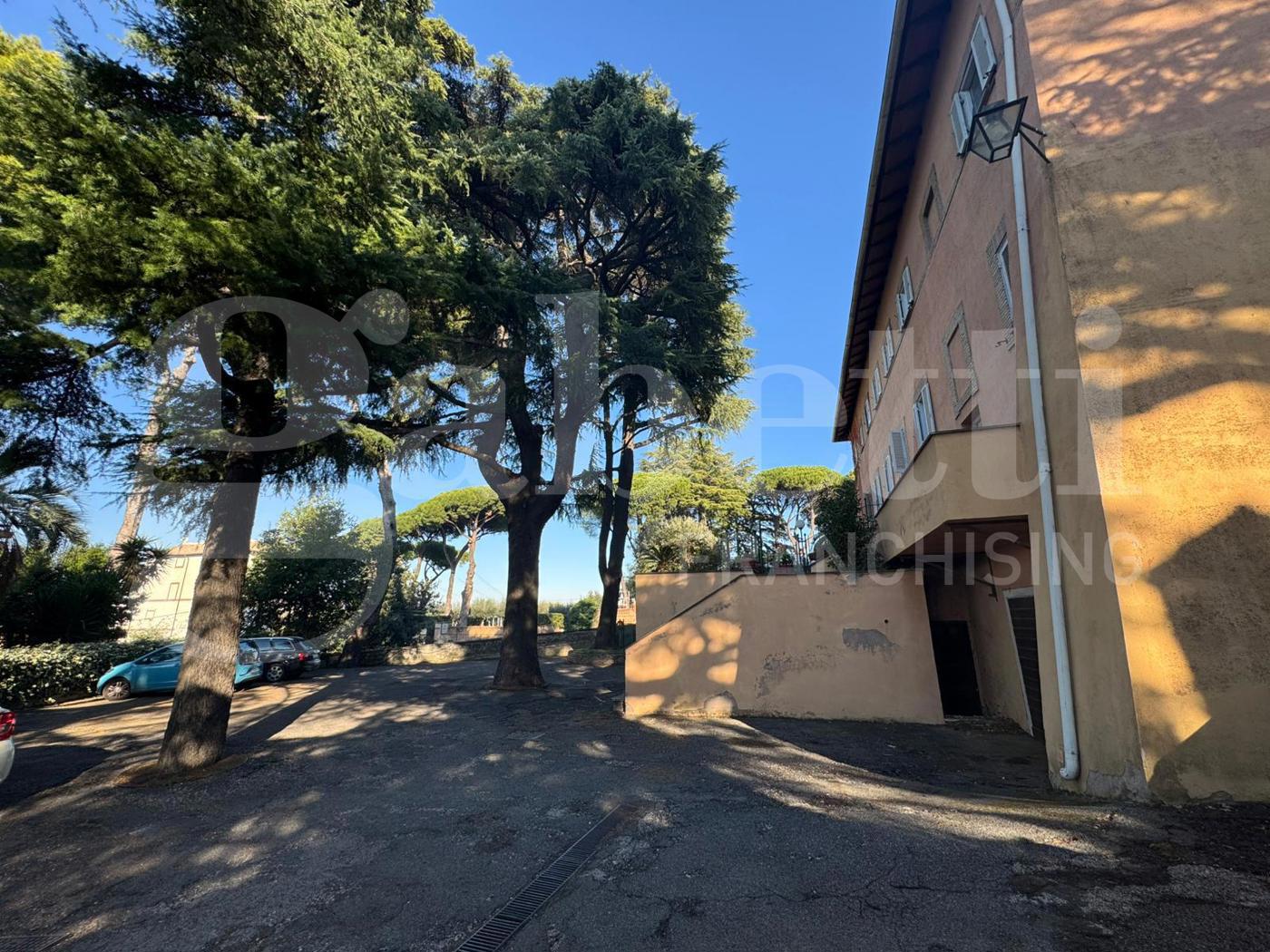 Trilocale con box a Frascati