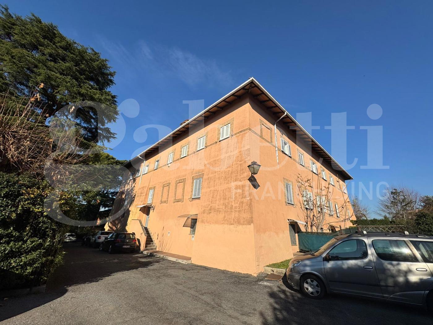 Trilocale con box a Frascati