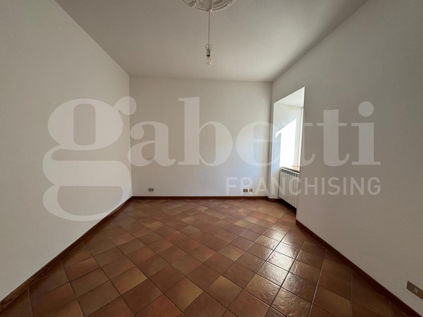 Trilocale con box a Frascati