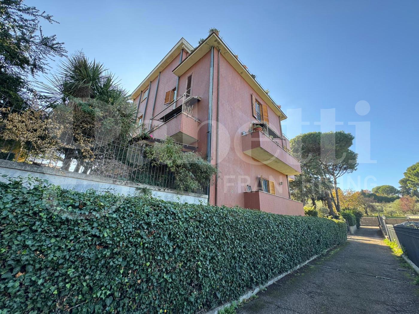 Trilocale con box doppio a Grottaferrata