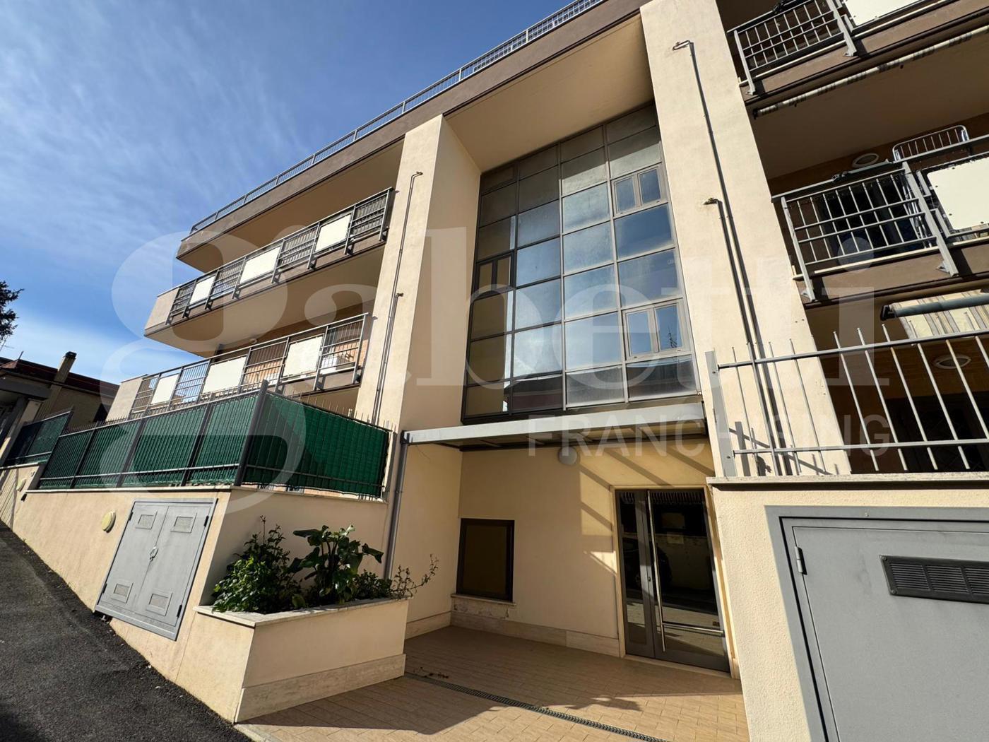 Trilocale con box a Marino