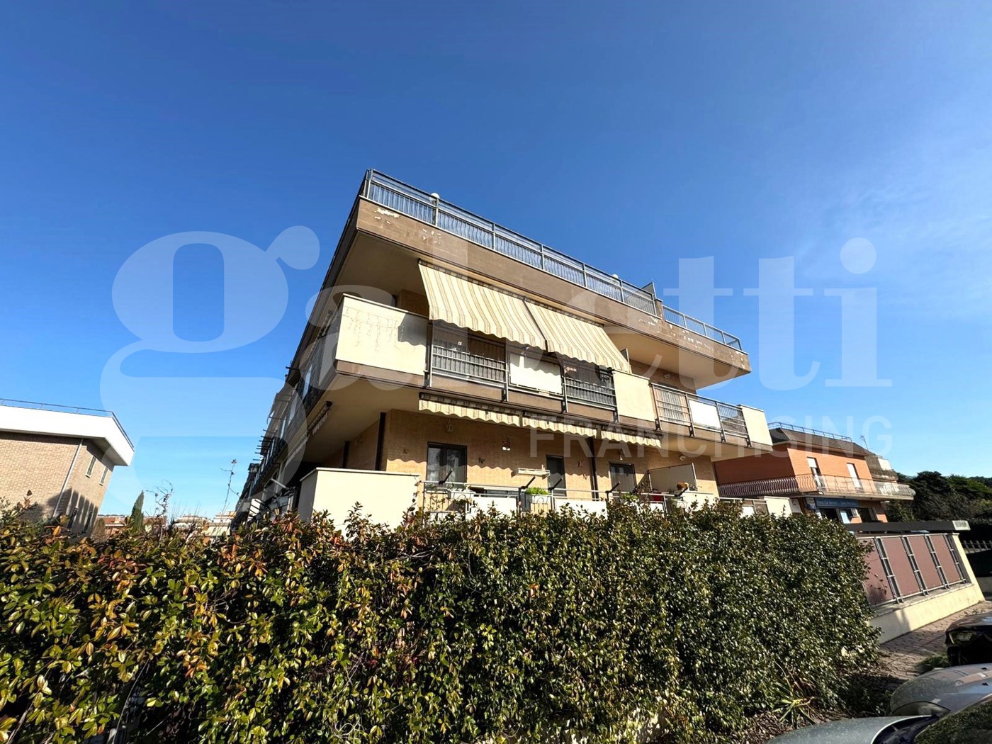 Trilocale con box a Marino