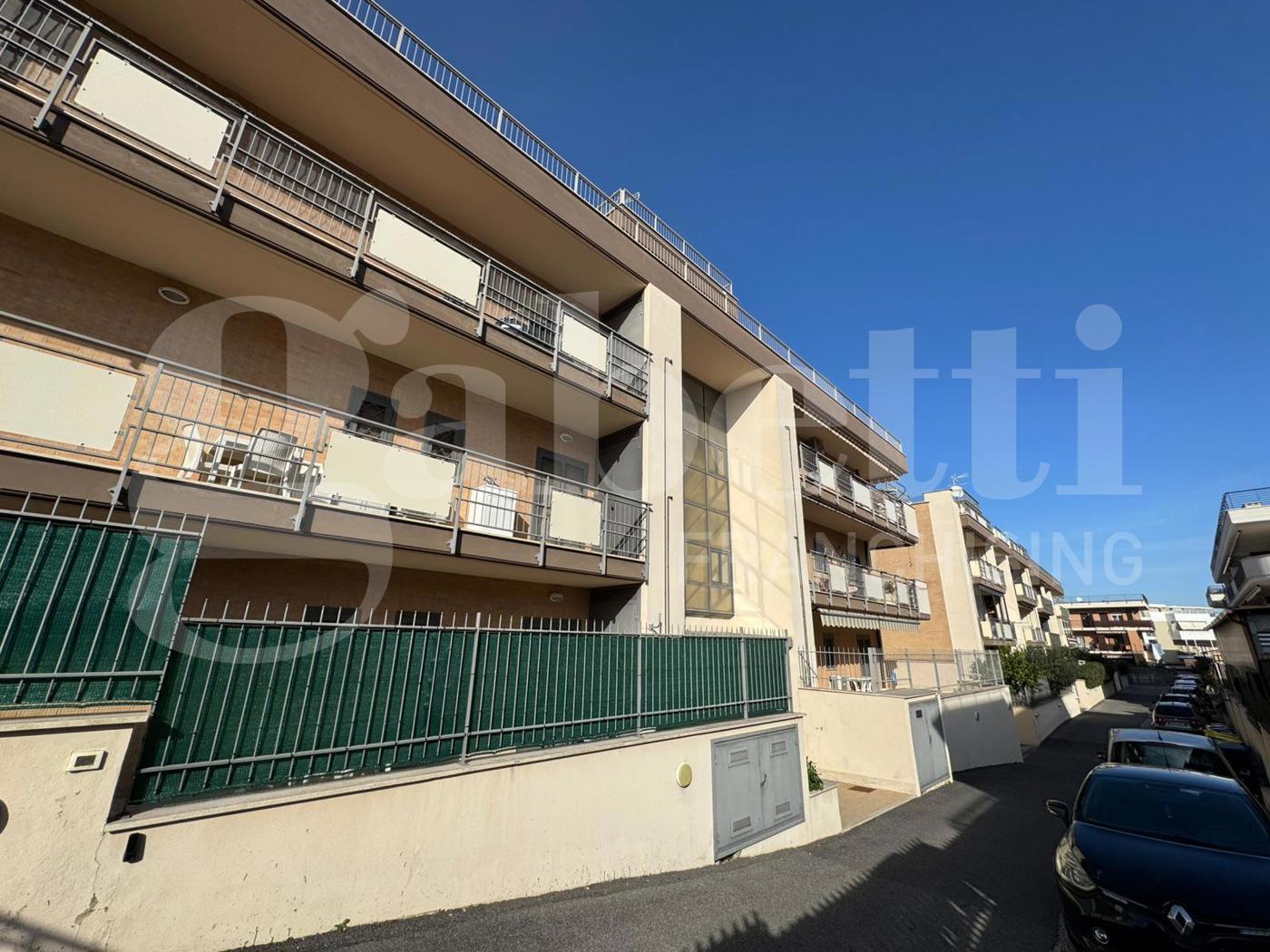 Trilocale con box a Marino