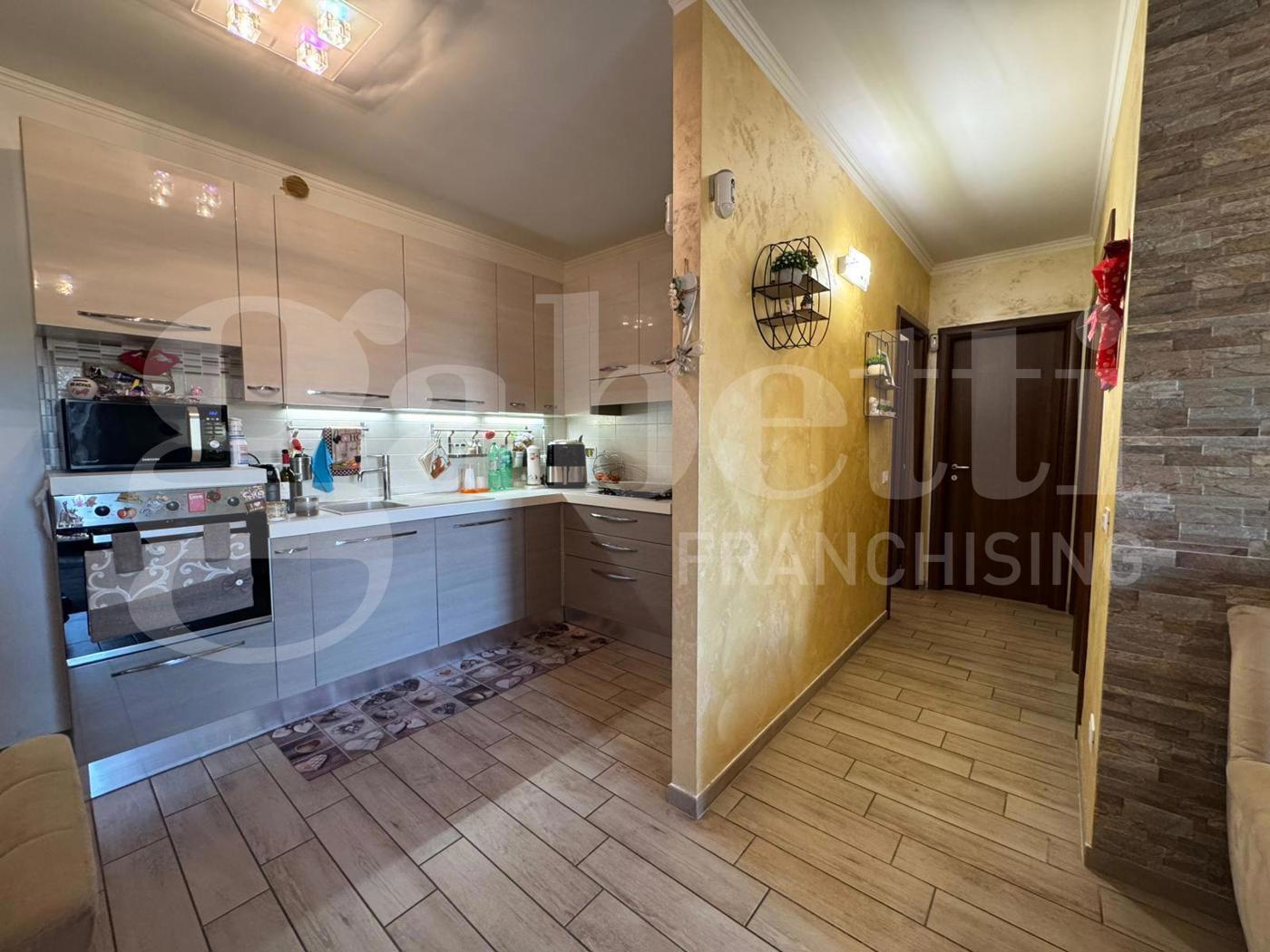 Trilocale con box a Marino