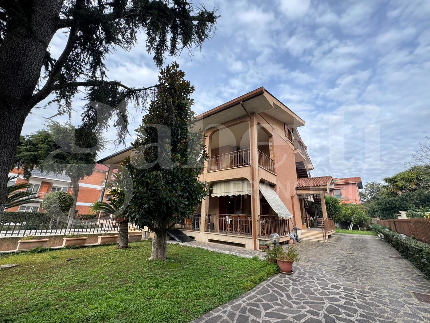 Villa Bifamiliare da ristrutturare a Marino