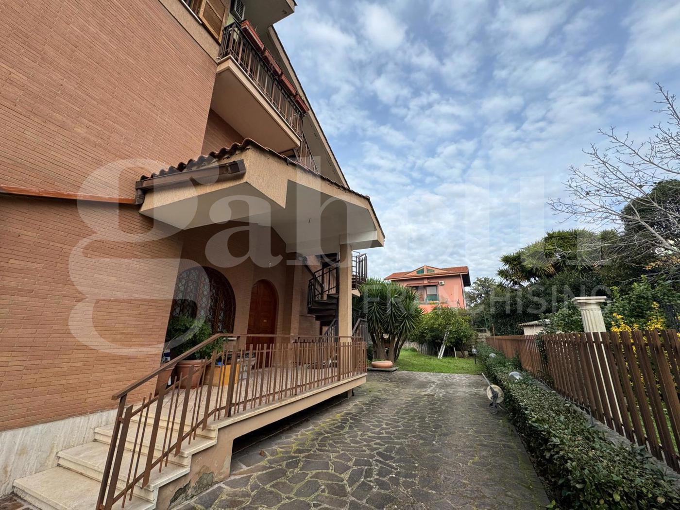 Villa Bifamiliare da ristrutturare a Marino