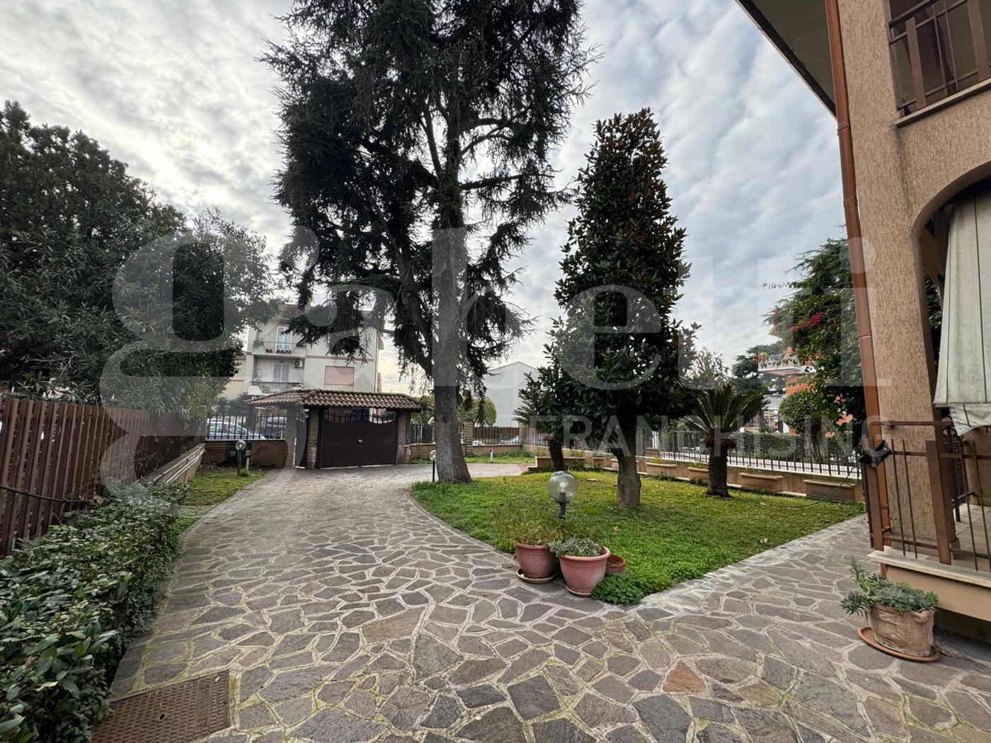 Villa Bifamiliare da ristrutturare a Marino