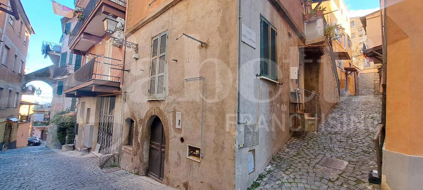 Magazzino in vendita a Marino