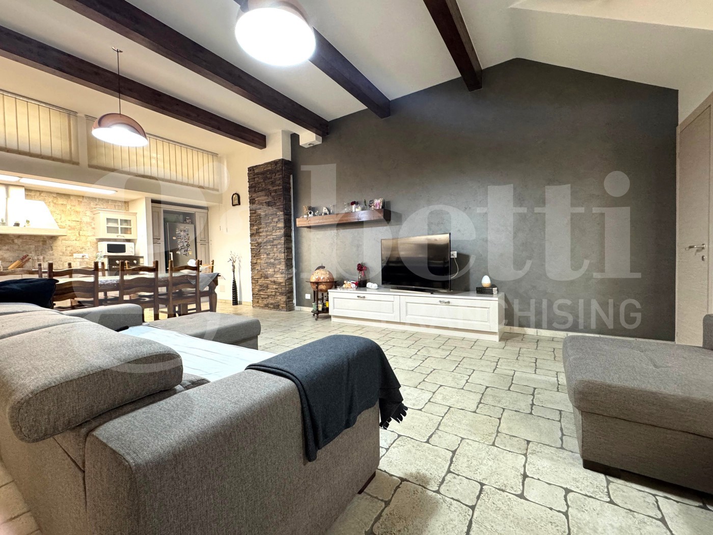 Quadrilocale con giardino a Marino