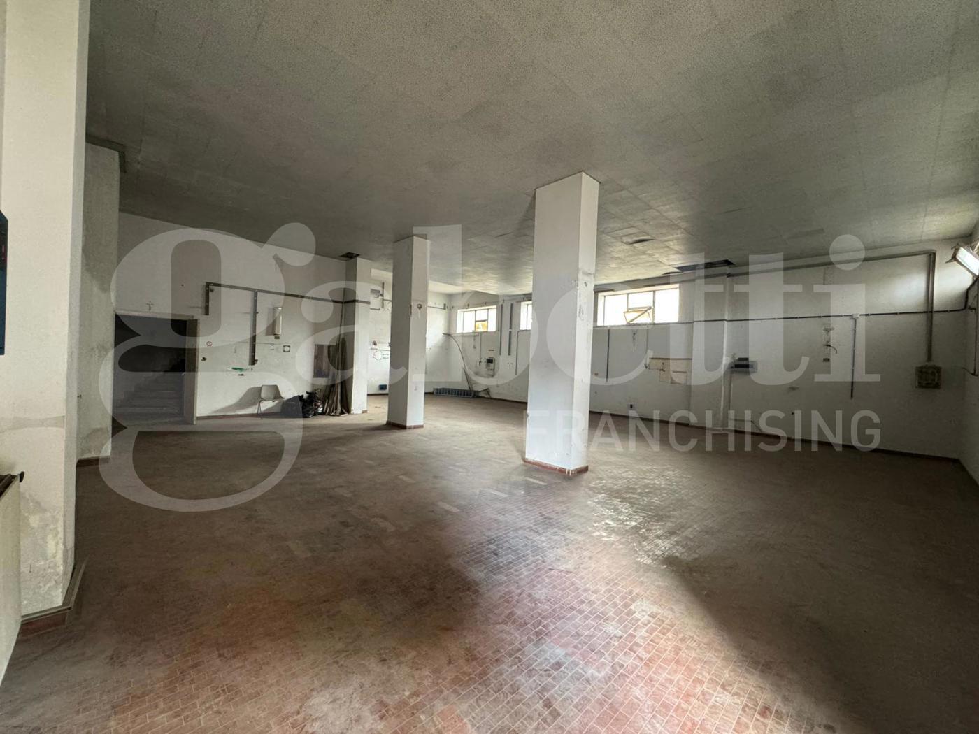 Magazzino in vendita a Marino