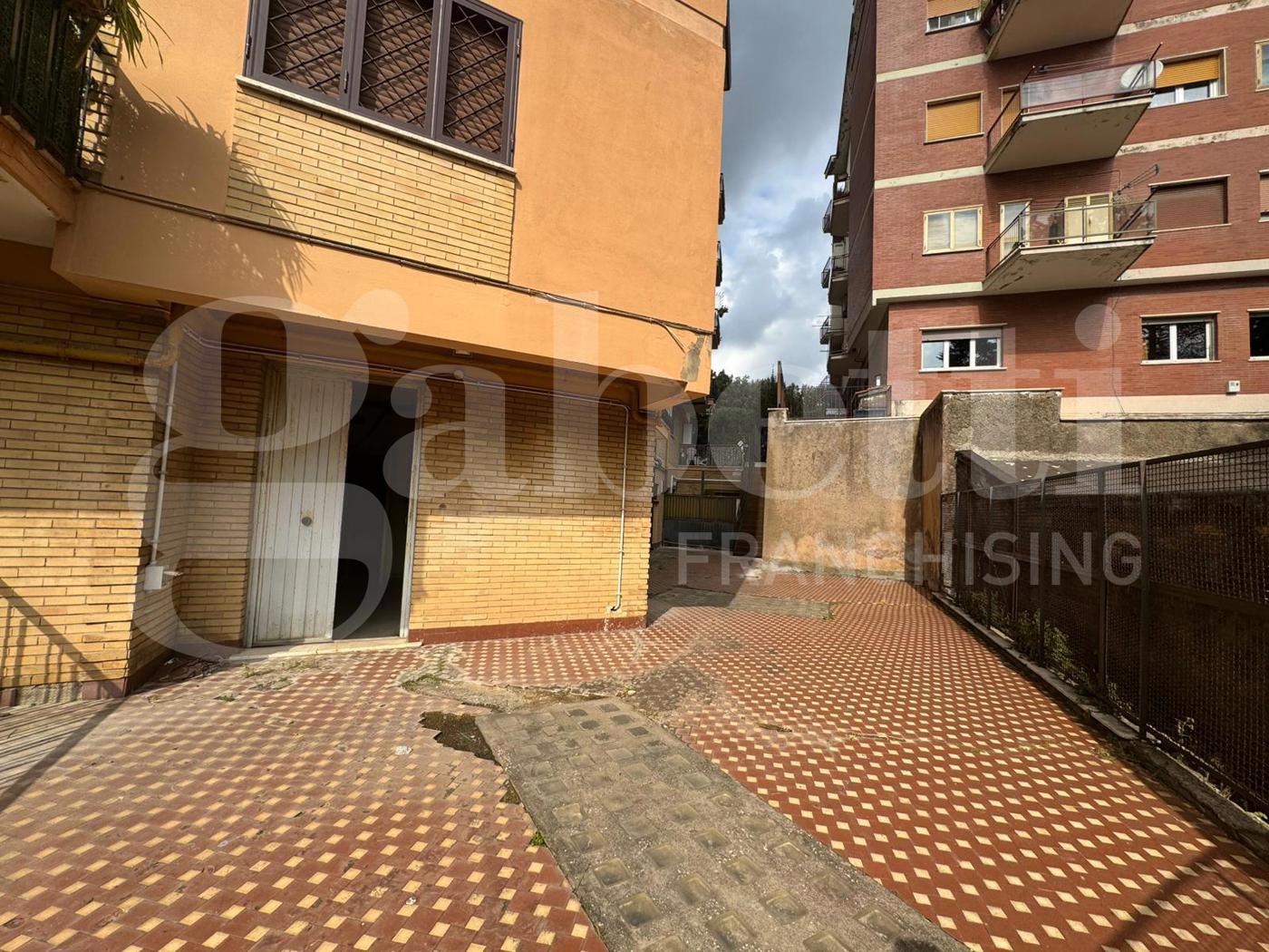 Magazzino in vendita a Marino