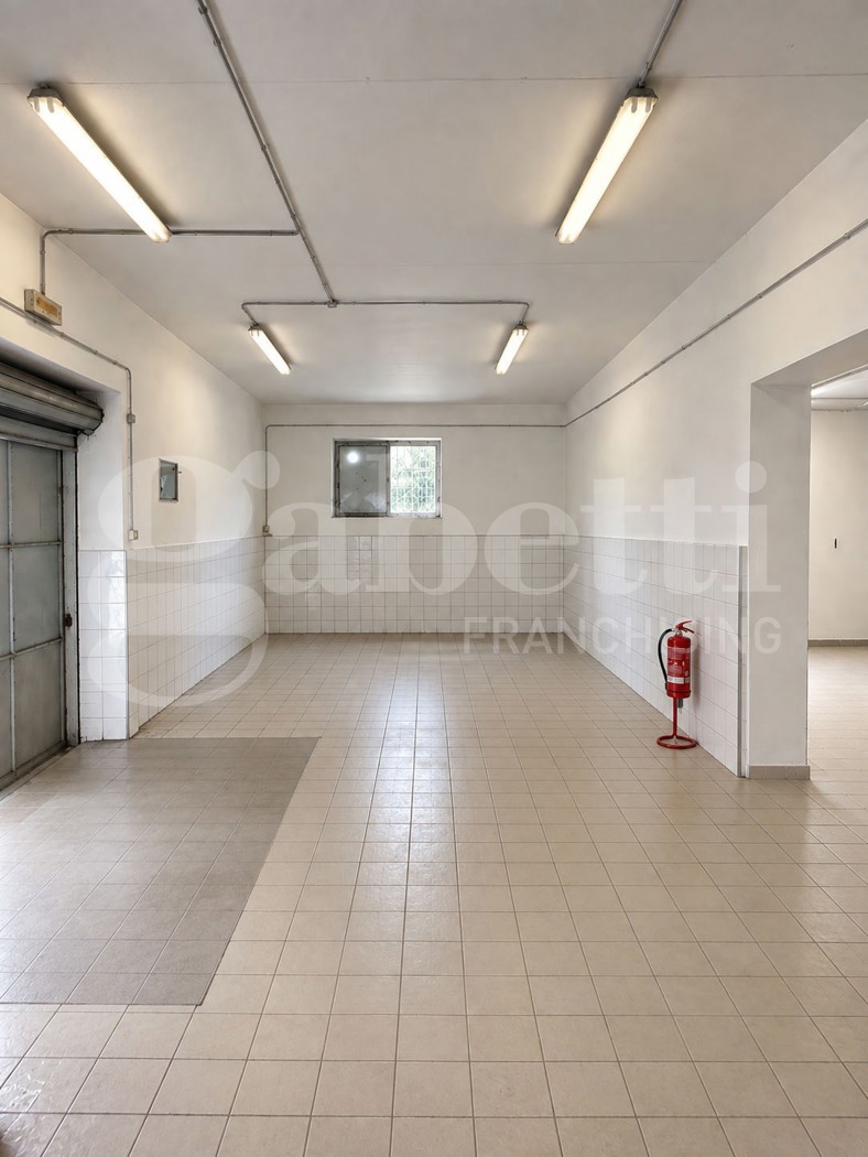 Magazzino in vendita a Marino