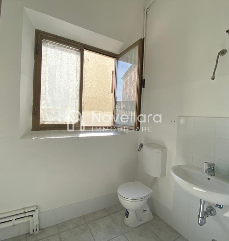 Locale commerciale in affitto a Novellara