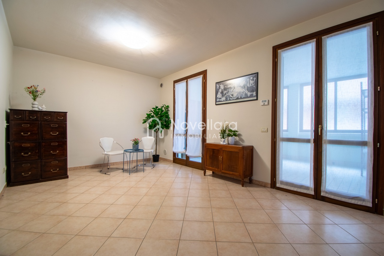 Ufficio con terrazzo a Novellara