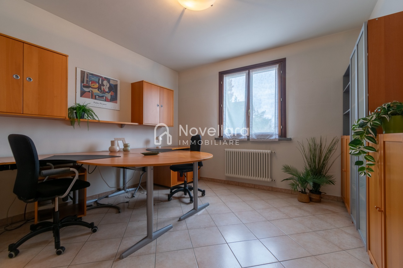Ufficio con terrazzo a Novellara