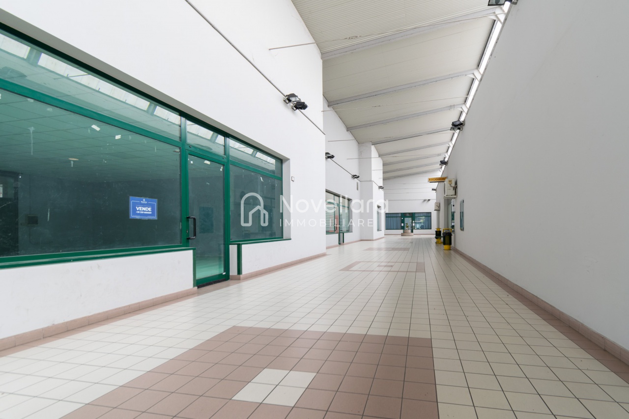 Locale commerciale in vendita a Novellara