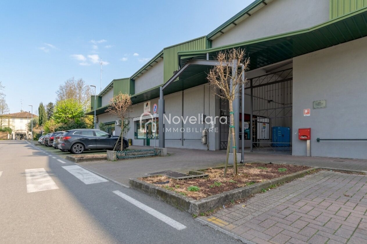Locale commerciale in vendita a Novellara