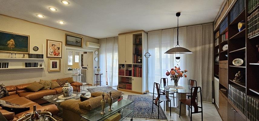 Appartamento con terrazzo in via vincenzo mosca 11, Napoli