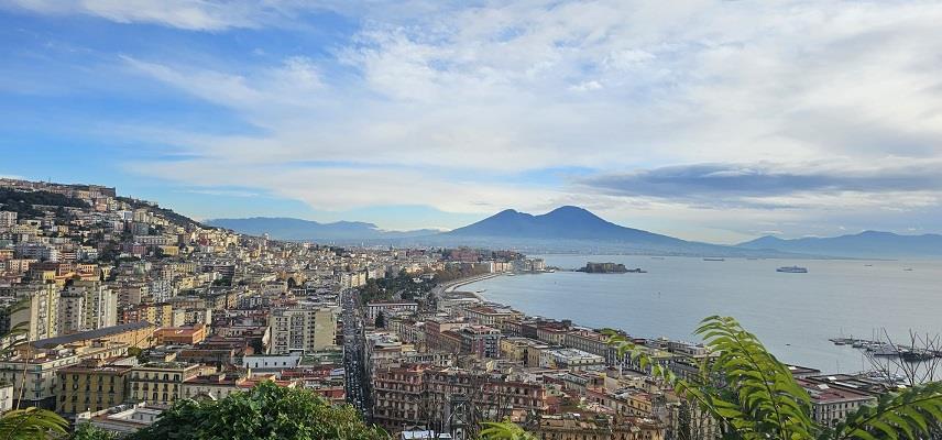 Appartamento con terrazzo in via pacuvio 33, Napoli
