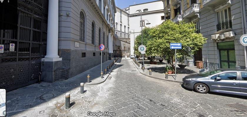 Magazzino da ristrutturare, Napoli via tari