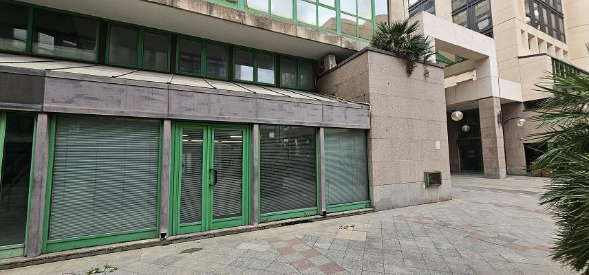 Negozio da ristrutturare in centro direzionale isola f11, Napoli