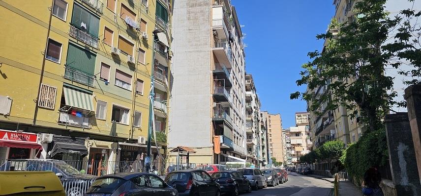 Appartamento da ristrutturare in via divisione siena, Napoli
