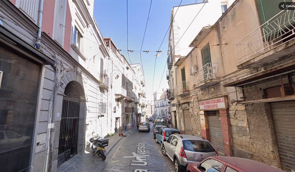 Magazzino da ristrutturare in via universit� 26, Portici