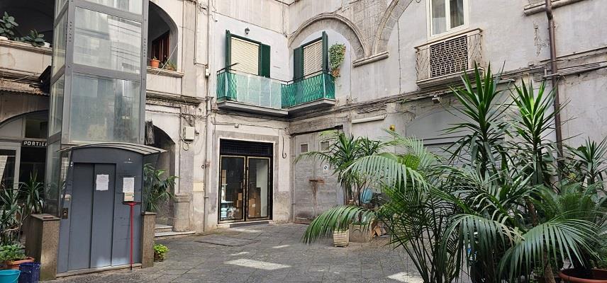 Magazzino in affitto, Napoli via tribunali 276