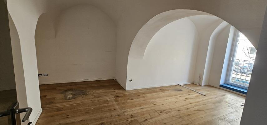 Negozio da ristrutturare in calata ospedaletto napoli, Napoli