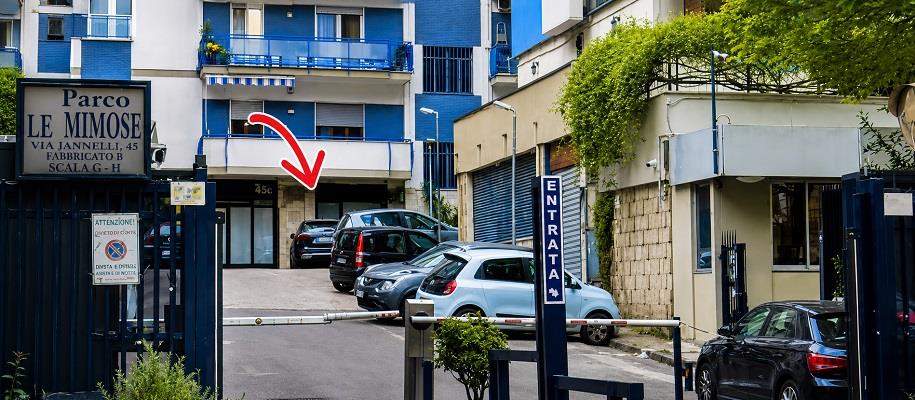 Locale commerciale in vendita in via gabriele jannelli 45, Napoli