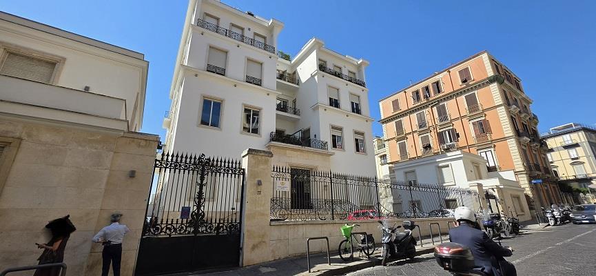 Appartamento con terrazzo in via francesco crispi 73, Napoli