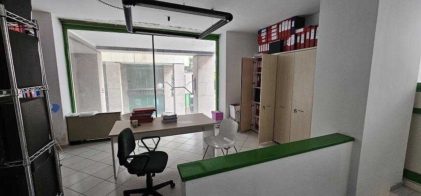 Negozio da ristrutturare in centro direzionale isola f11, Napoli