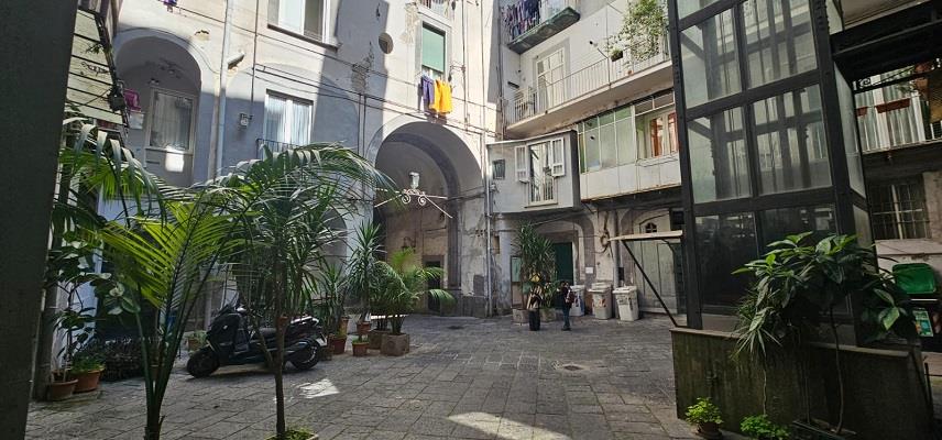 Magazzino in affitto, Napoli via tribunali 276