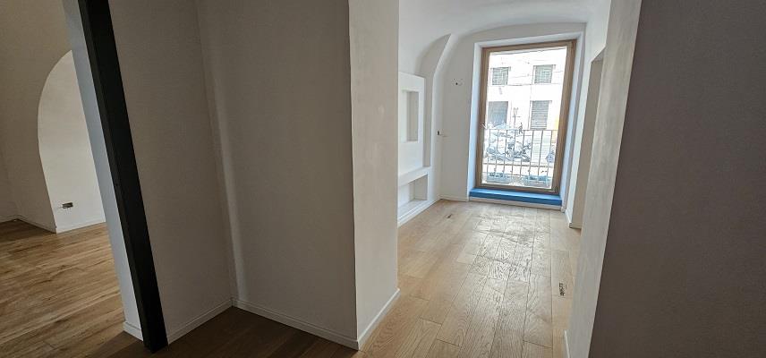 Negozio da ristrutturare in calata ospedaletto napoli, Napoli